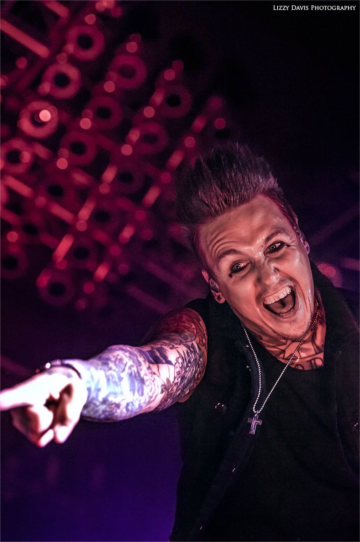 735x1105 Papa roach tattoo ideas. Papa roach concert outfit, Jacoby shaddix, Rockstars