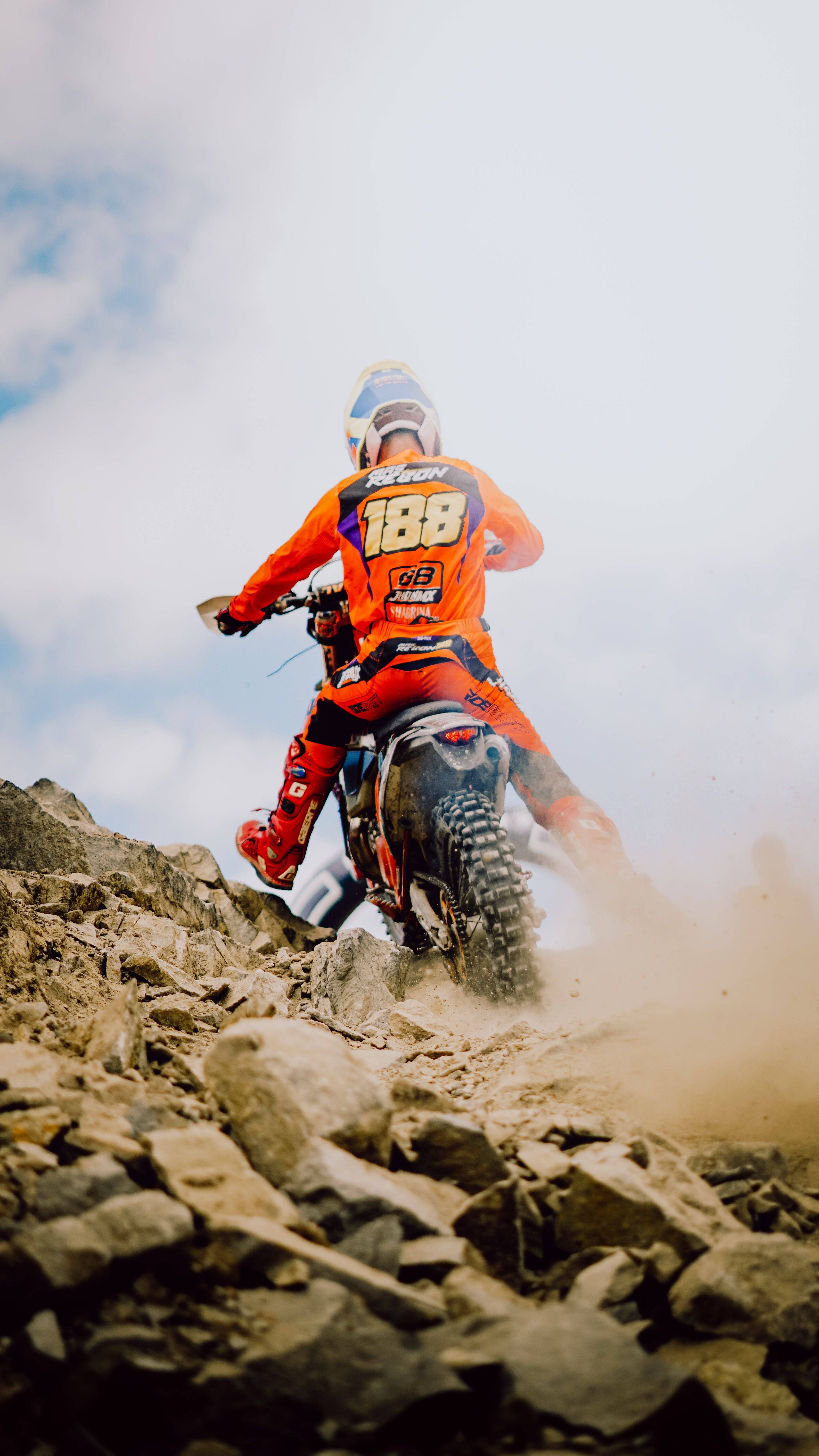 3376x6000 Stunning Enduro Motorcycle Racing in Indonesia · Free