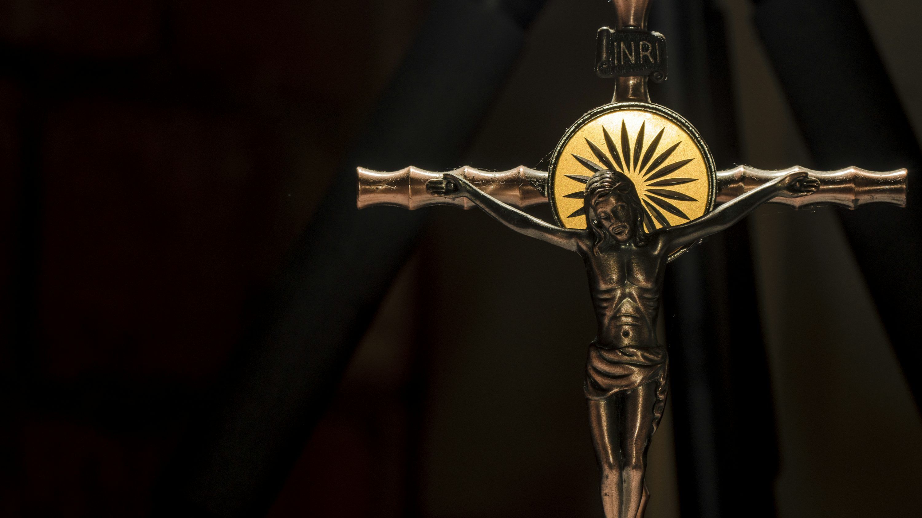3000x1688 A crucifix with the sun shining through it