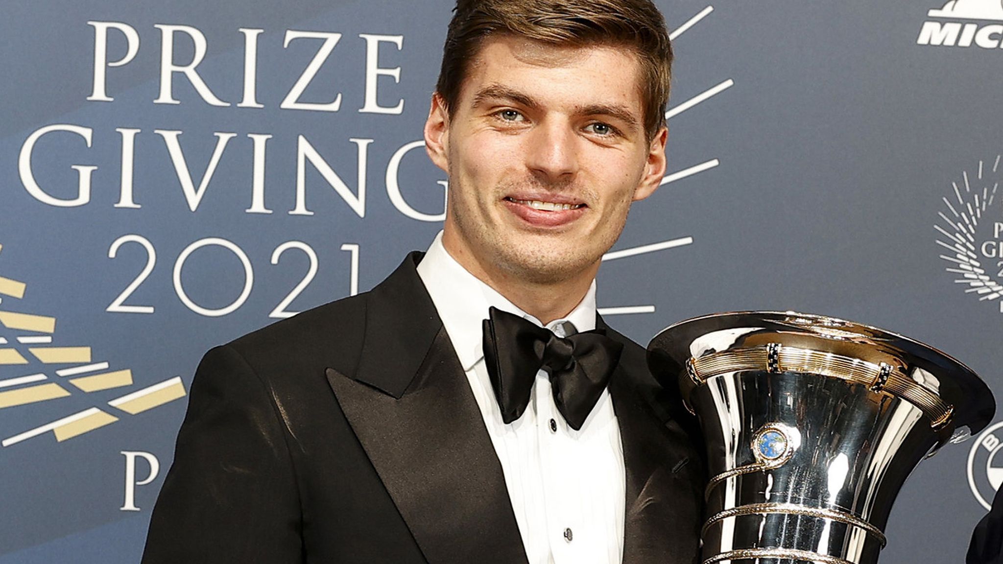 2048x1152 Max Verstappen formally crowned F1's 2021 world champion at FIA Gala, hopes Lewis Hamilton continues into 2022