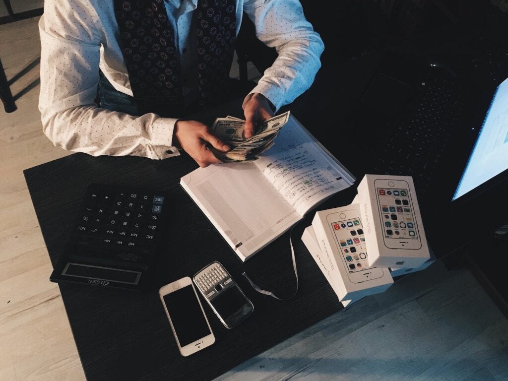 1024x768 THE BATTLE OF THE PERSONAL FINANCE GURUS.