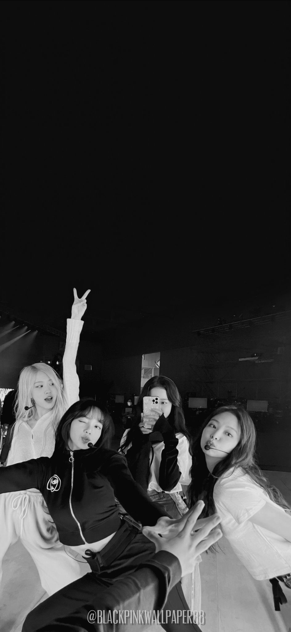 944x2048 Blackpink Black And White Wallpaper