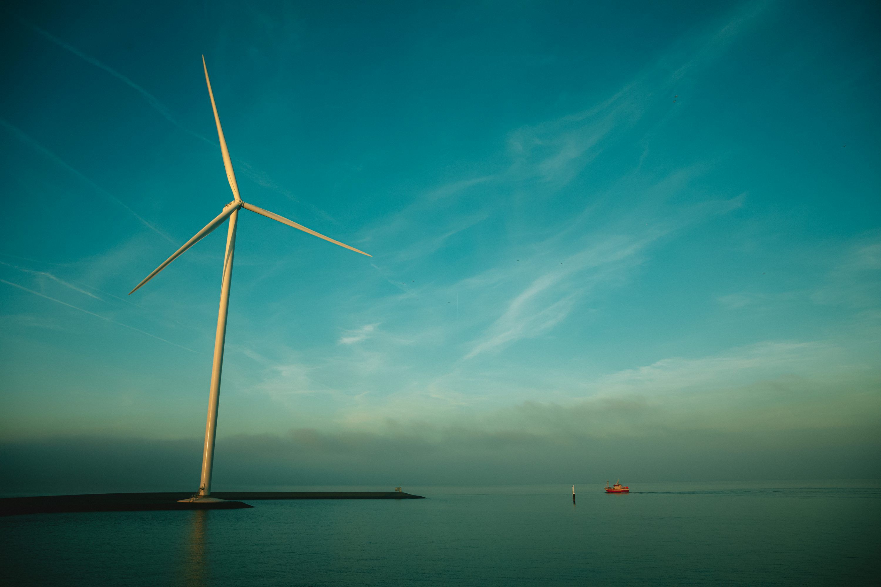 3000x2000 A wind turbine on a body of water