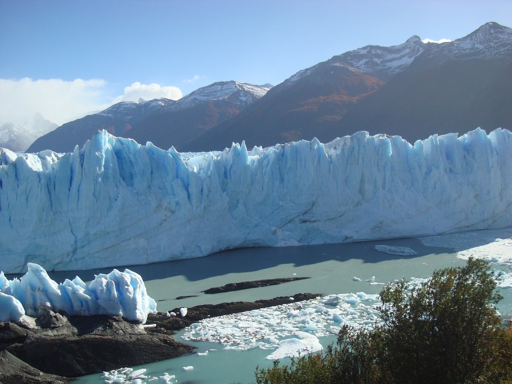 1024x768 A large glacier with a bunch of snow on top of it. Glacier