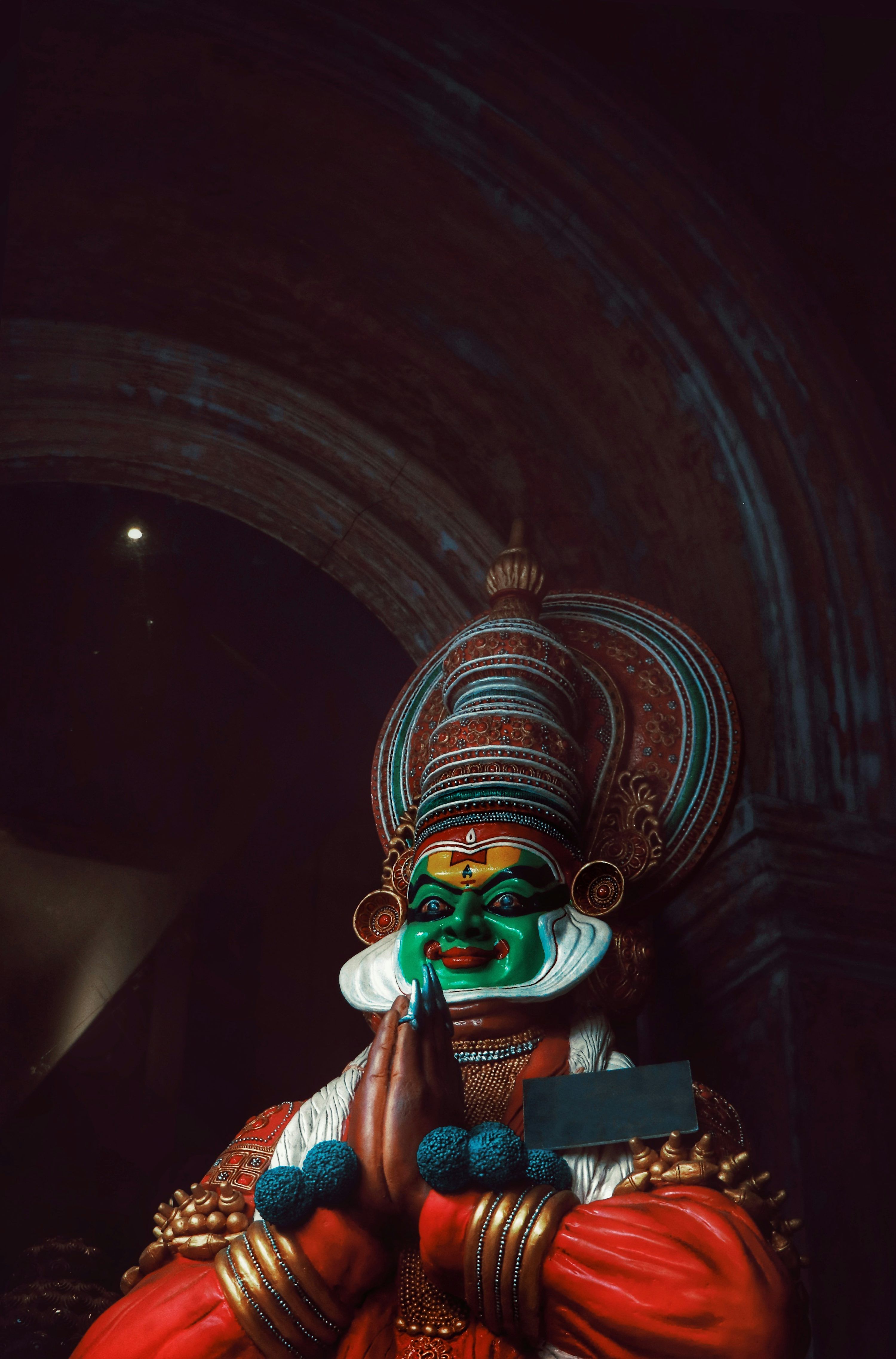 3000x4549 Kathakali performer in prayer pose