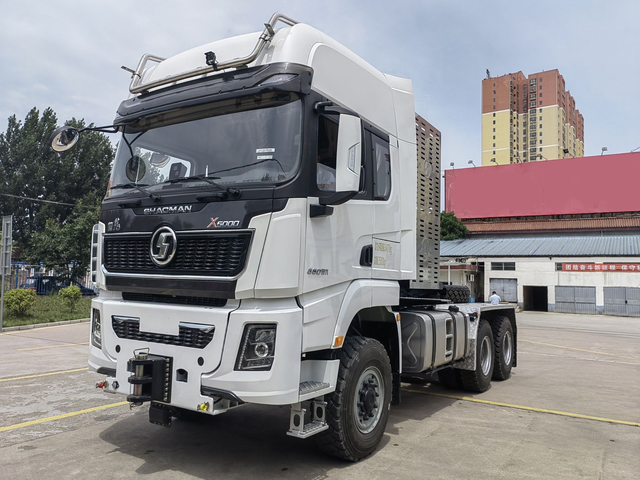 2048x1536 SHACMAN X5000 6x6- with 660 horsepower, which can handle any task easily