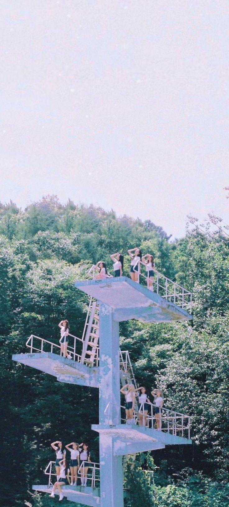736x1628 Loona