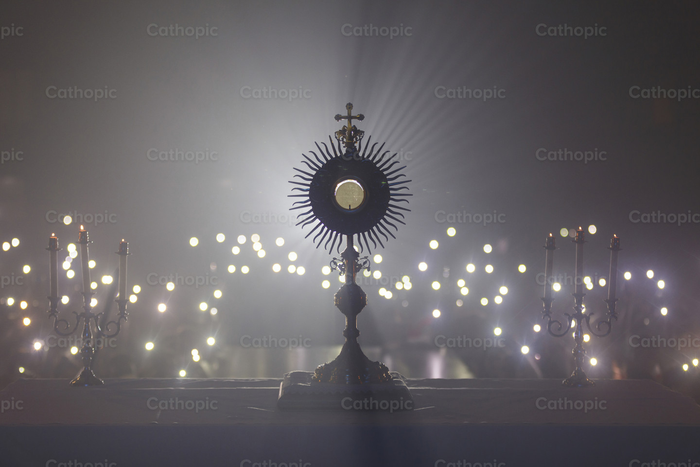 1440x960 Blessed Sacrament exposed with backlighting