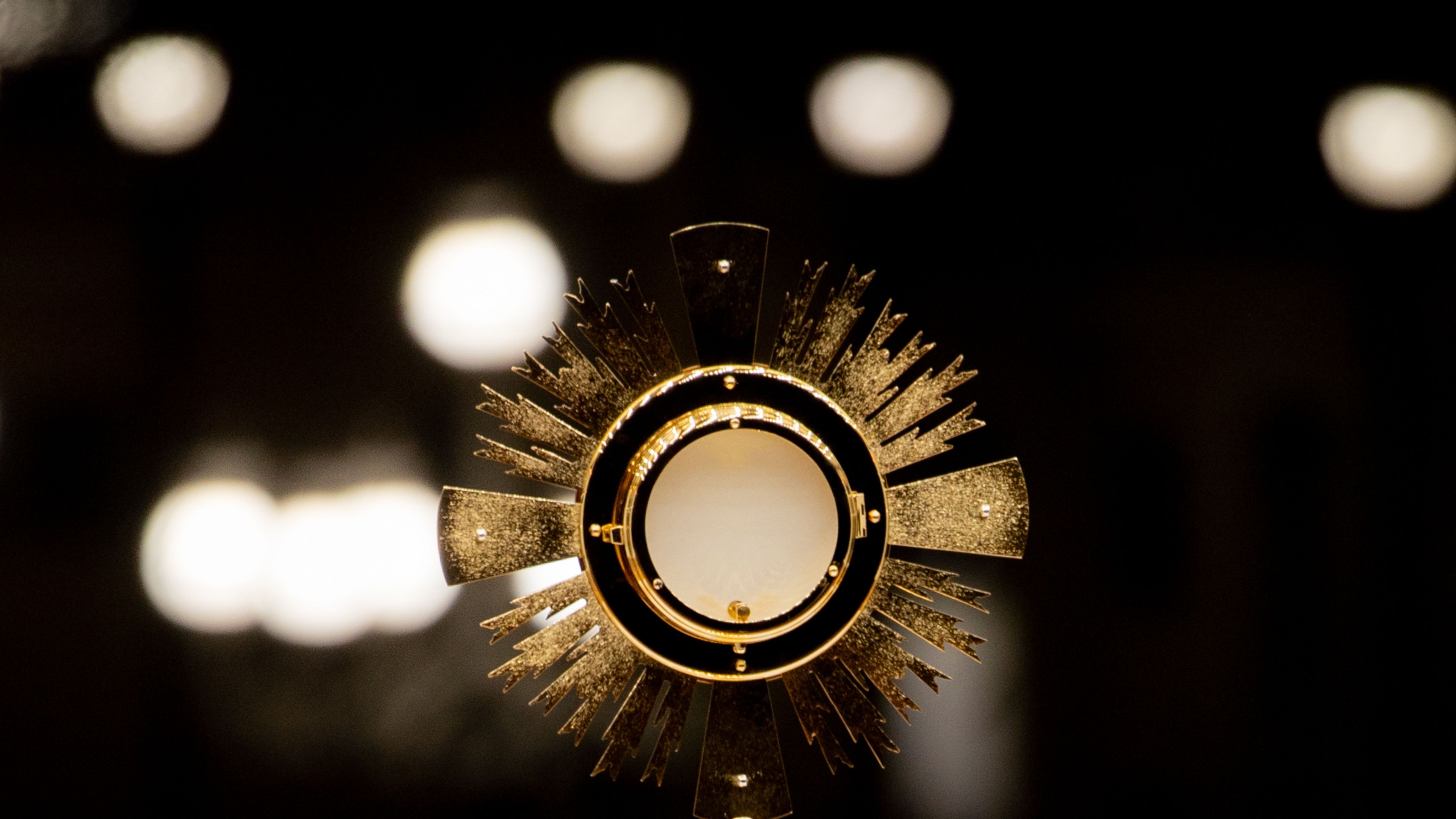 3840x2160 PHOTOS: Nighttime eucharistic adoration in St. Peter's Square