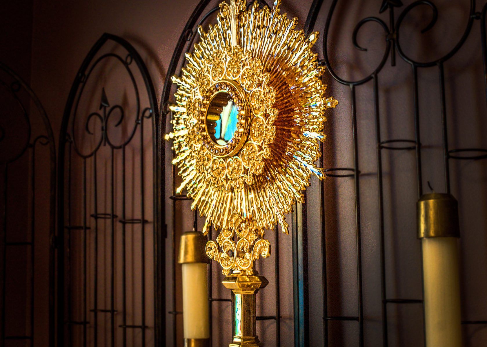 1680x1200 Eucharistic Adoration