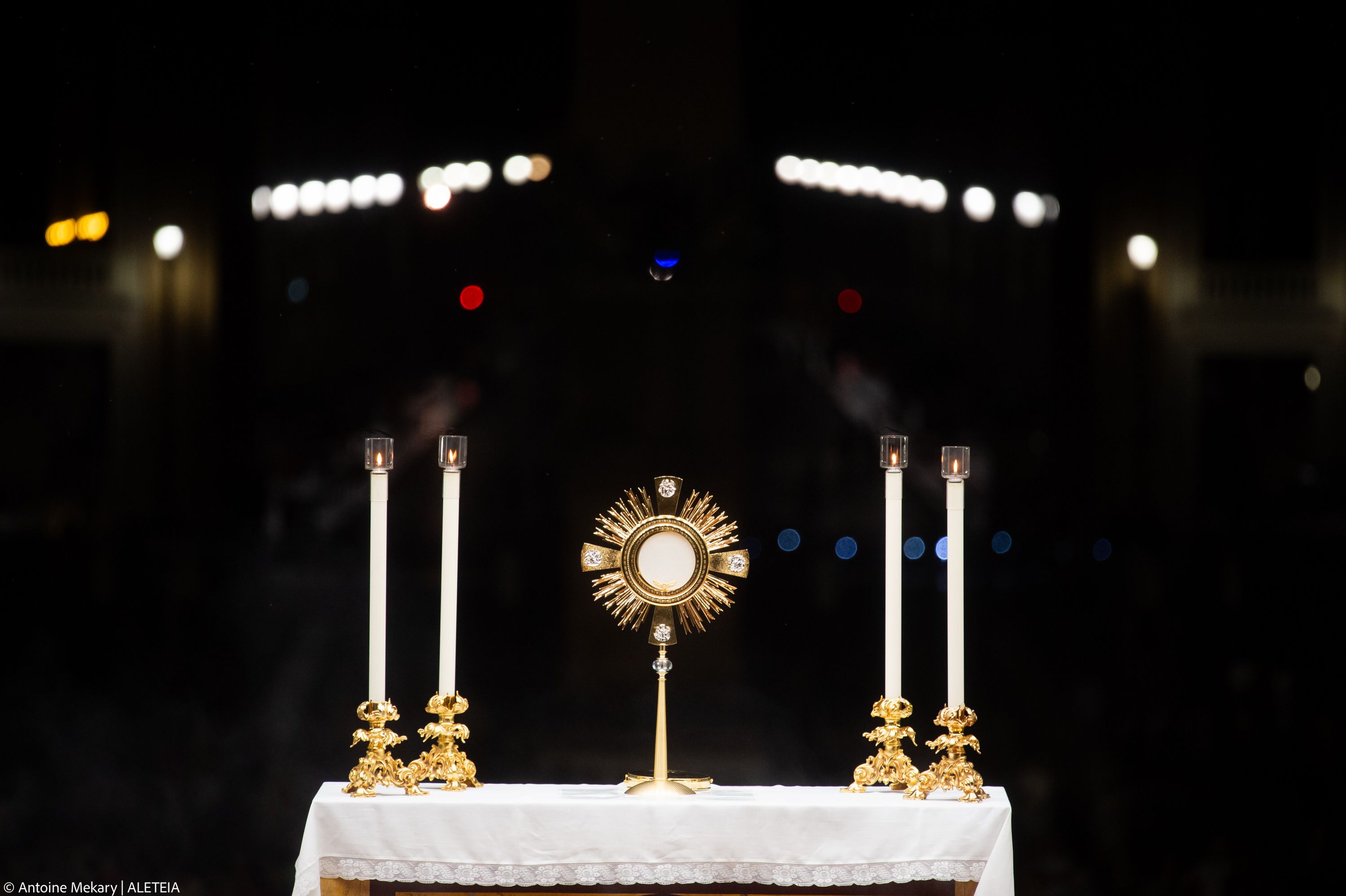 3000x1997 Eucharistic Jesus fills St. Peter's Square