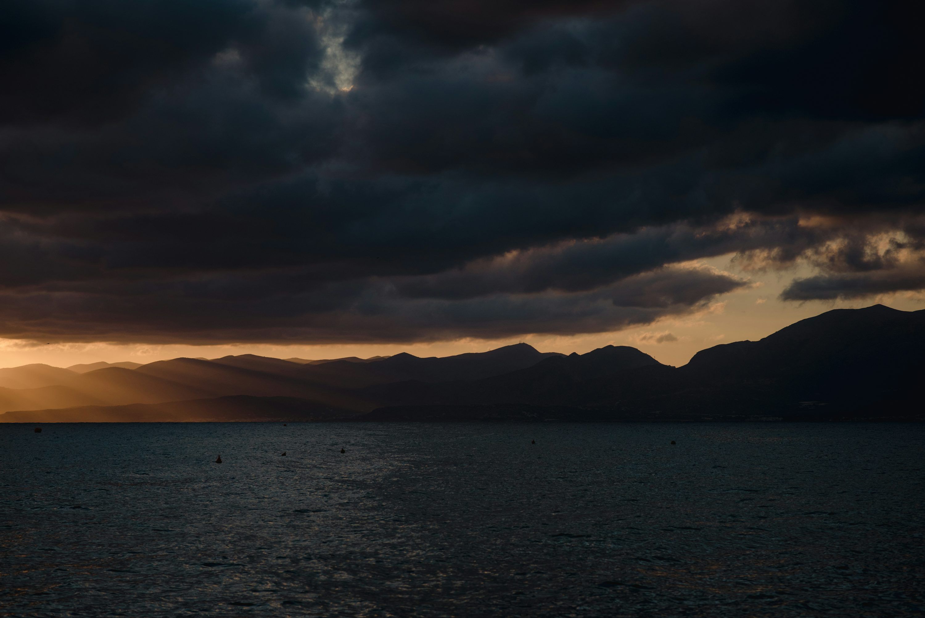 3000x2003 A large body of water under a cloudy sky