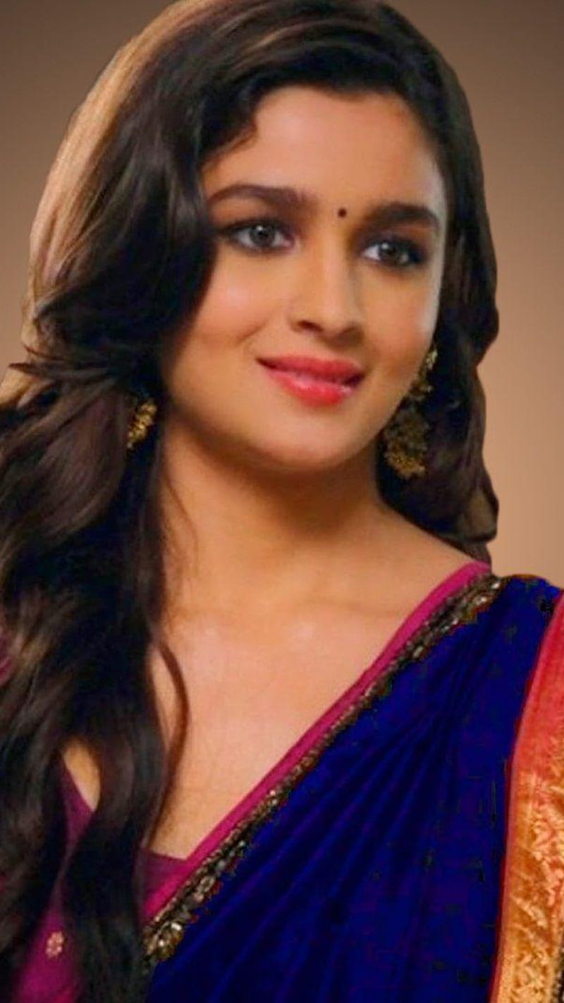 800x1421 Alia Bhatt in Saaree, indian look, desi, bollywood, indian actress, bonito, cute, HD phone wallpaper