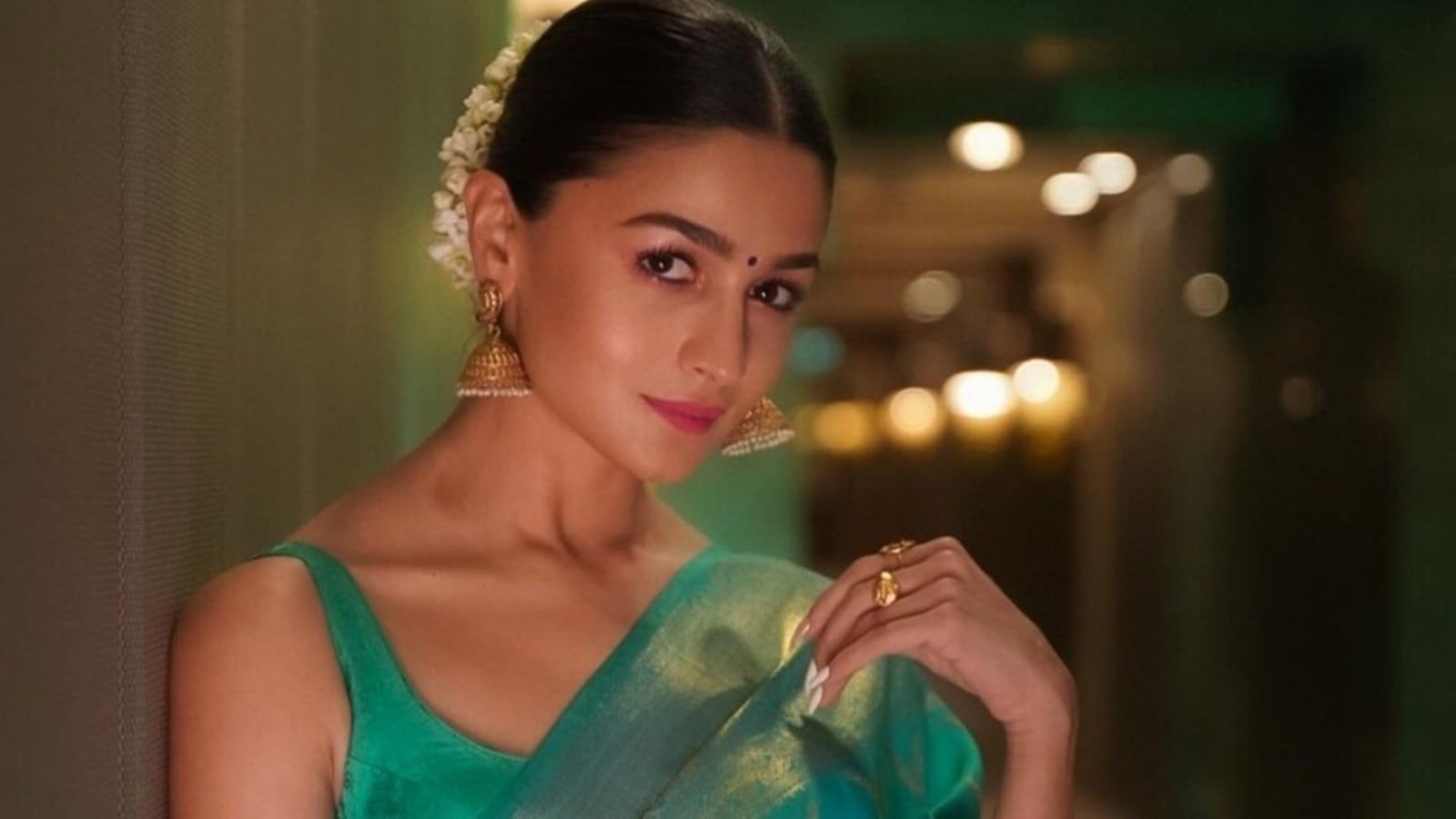 1600x900 Alia Bhatt promotes RRR in timeless Kanjeevaram saree and sleeveless blouse: All pics inside