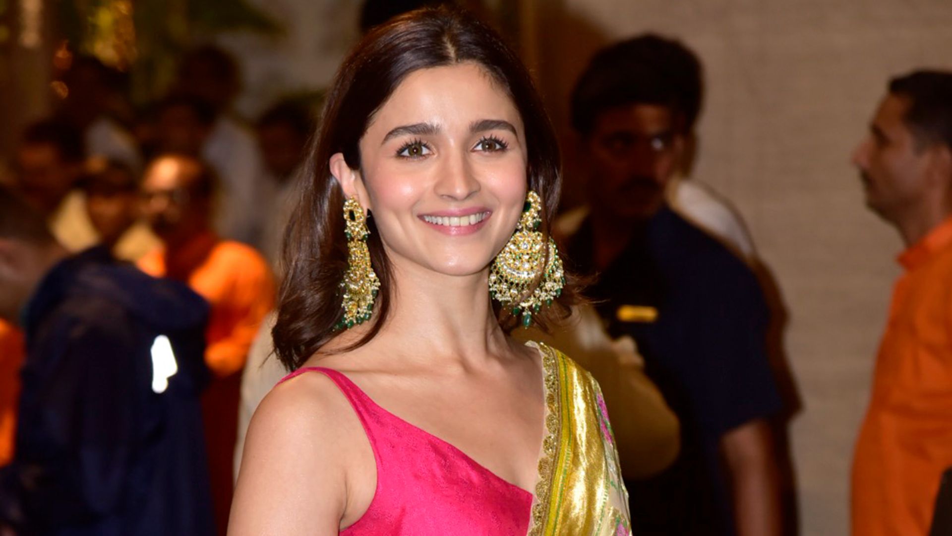 1920x1080 Alia Bhatt attends the Ambanis' Ganpati puja with Ranbir Kapoor in a Manish Malhotra sari