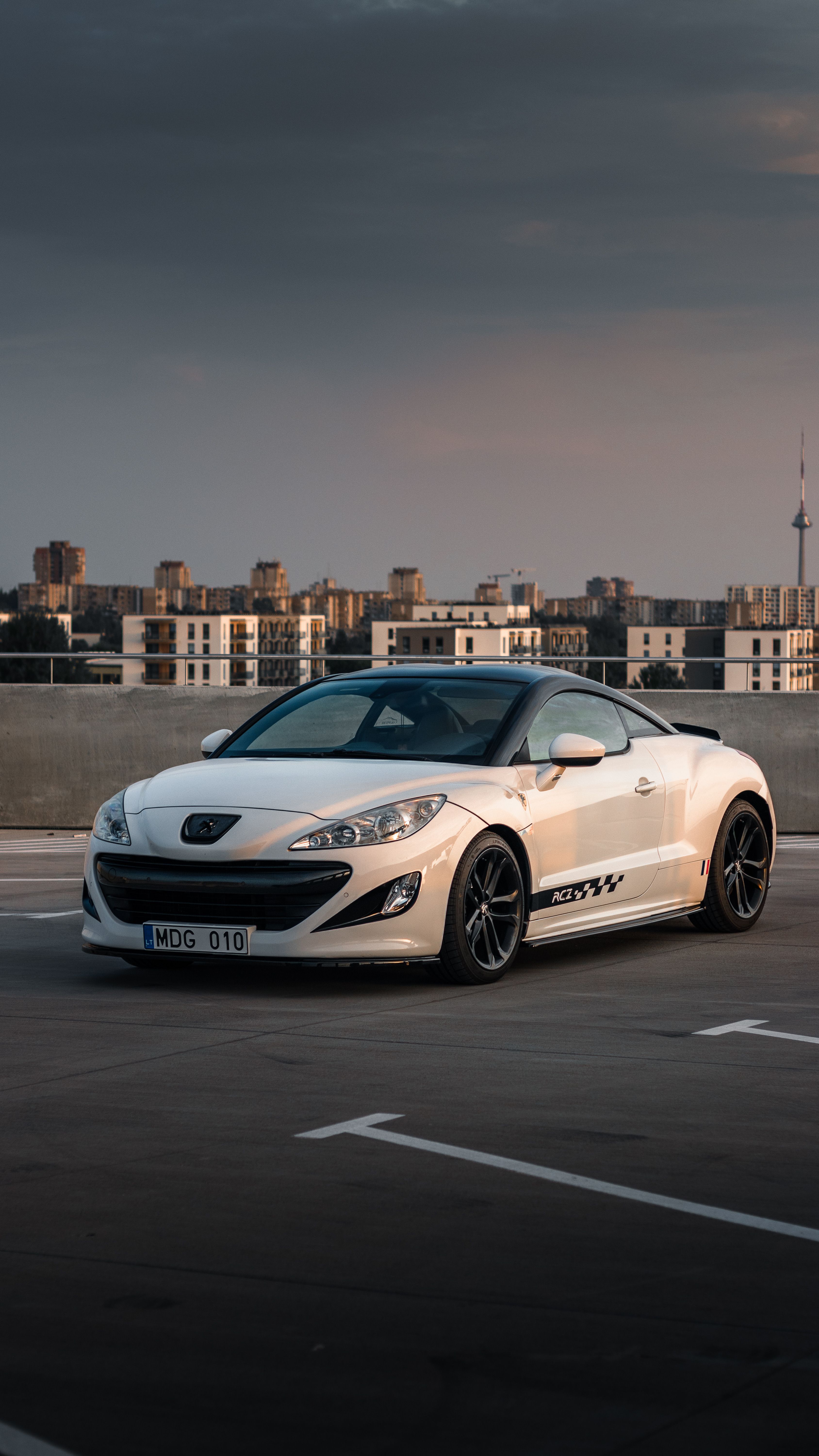 3376x6000 A White Peugeot RCZ · Free