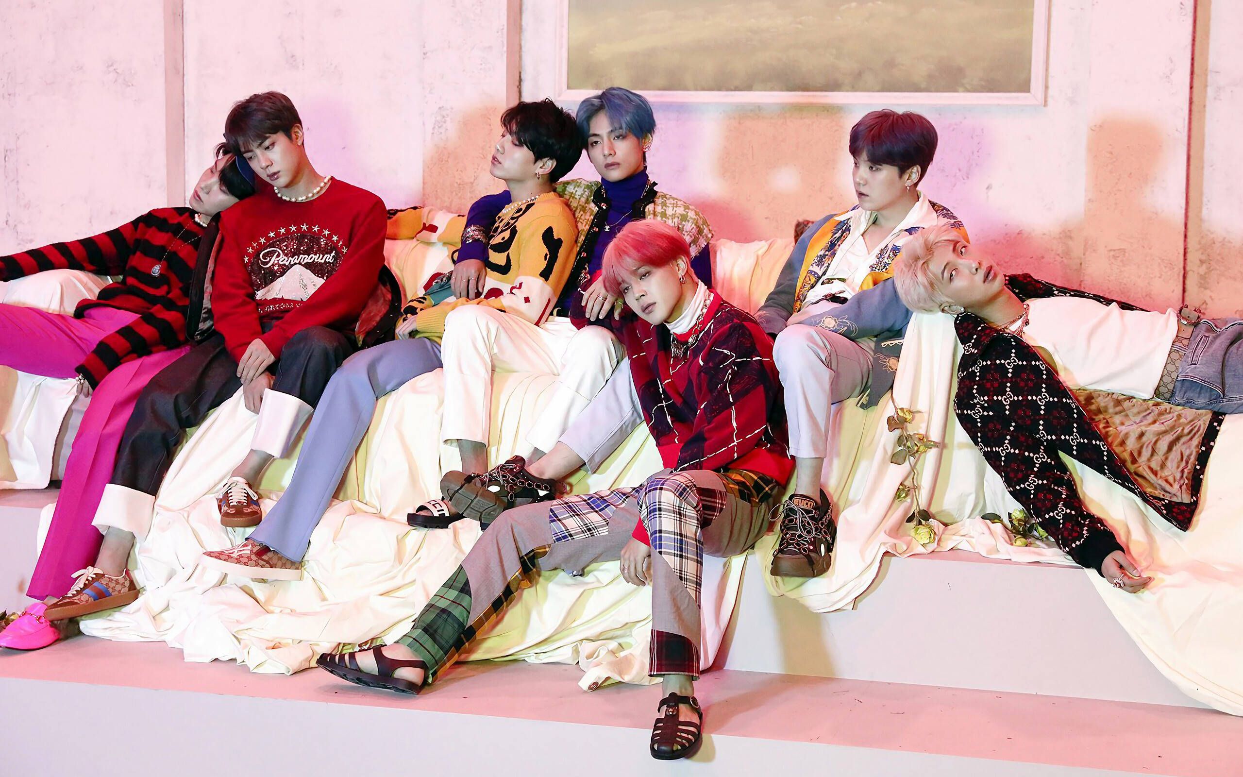 2560x1600 Download BTS Group Photo In Living Room Wallpaper