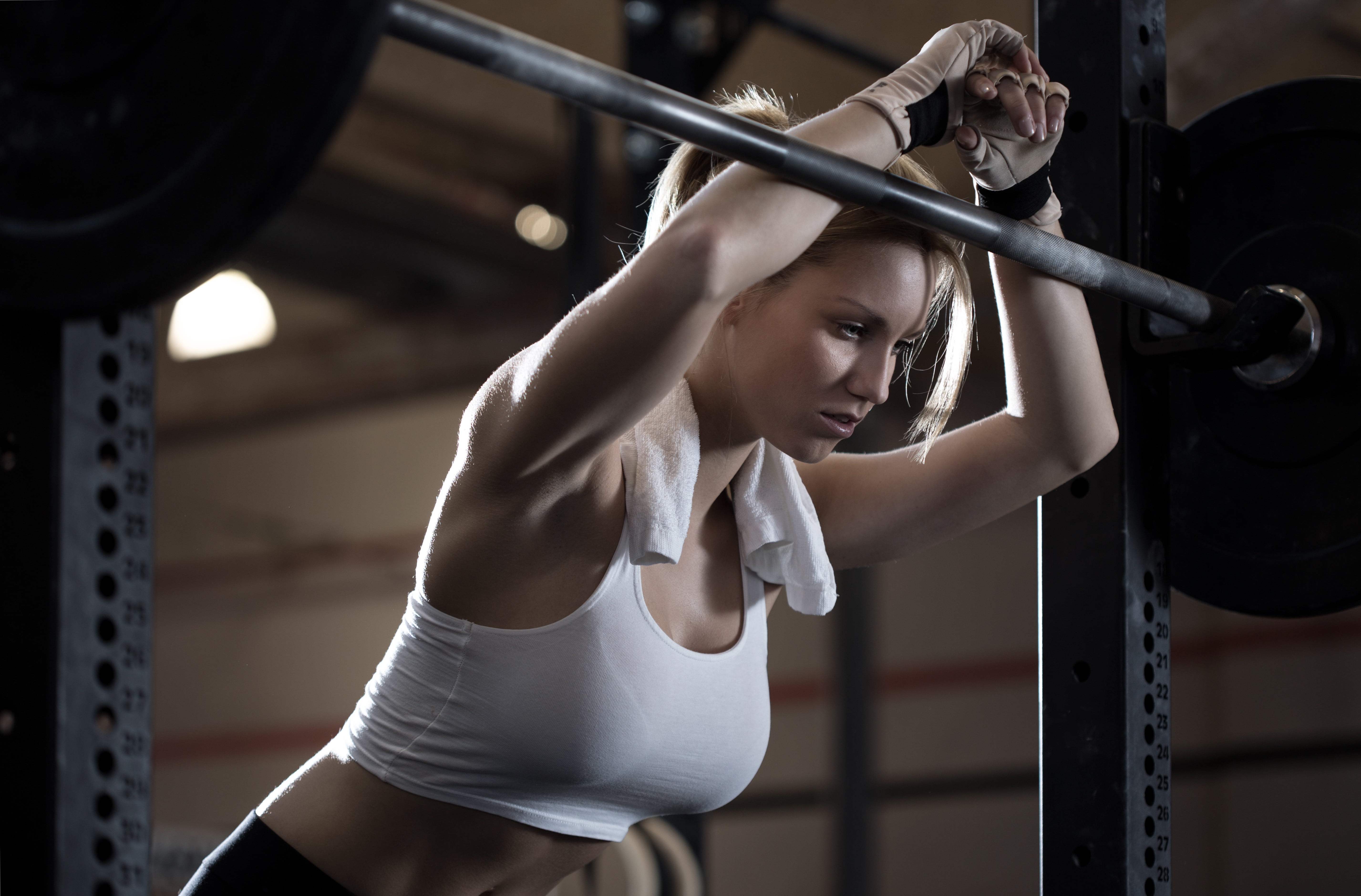 5708x3760 Cameron Diaz leaning on black and grey barbell HD wallpaper