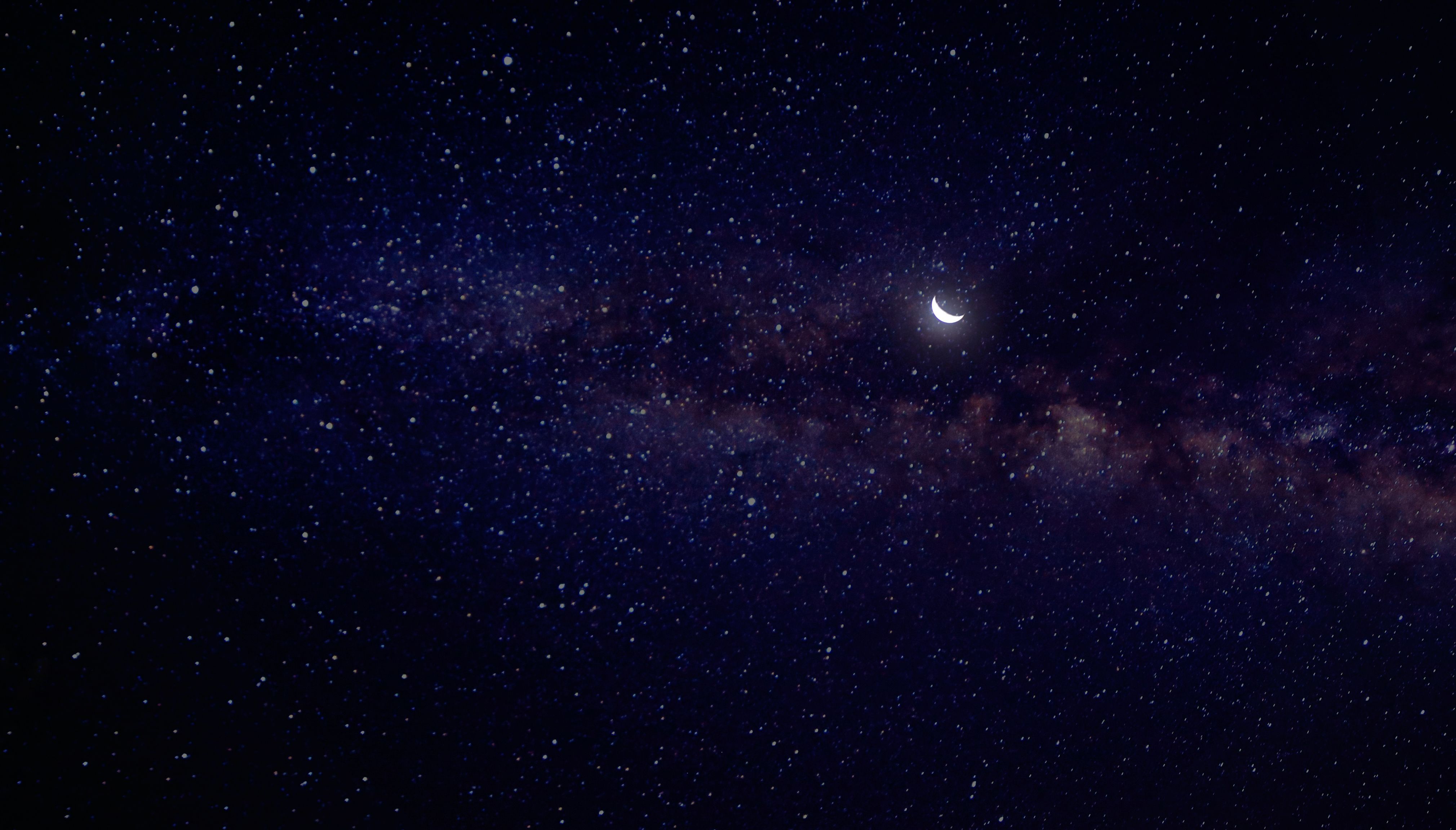 4040x2304 Moon And Stars · Free