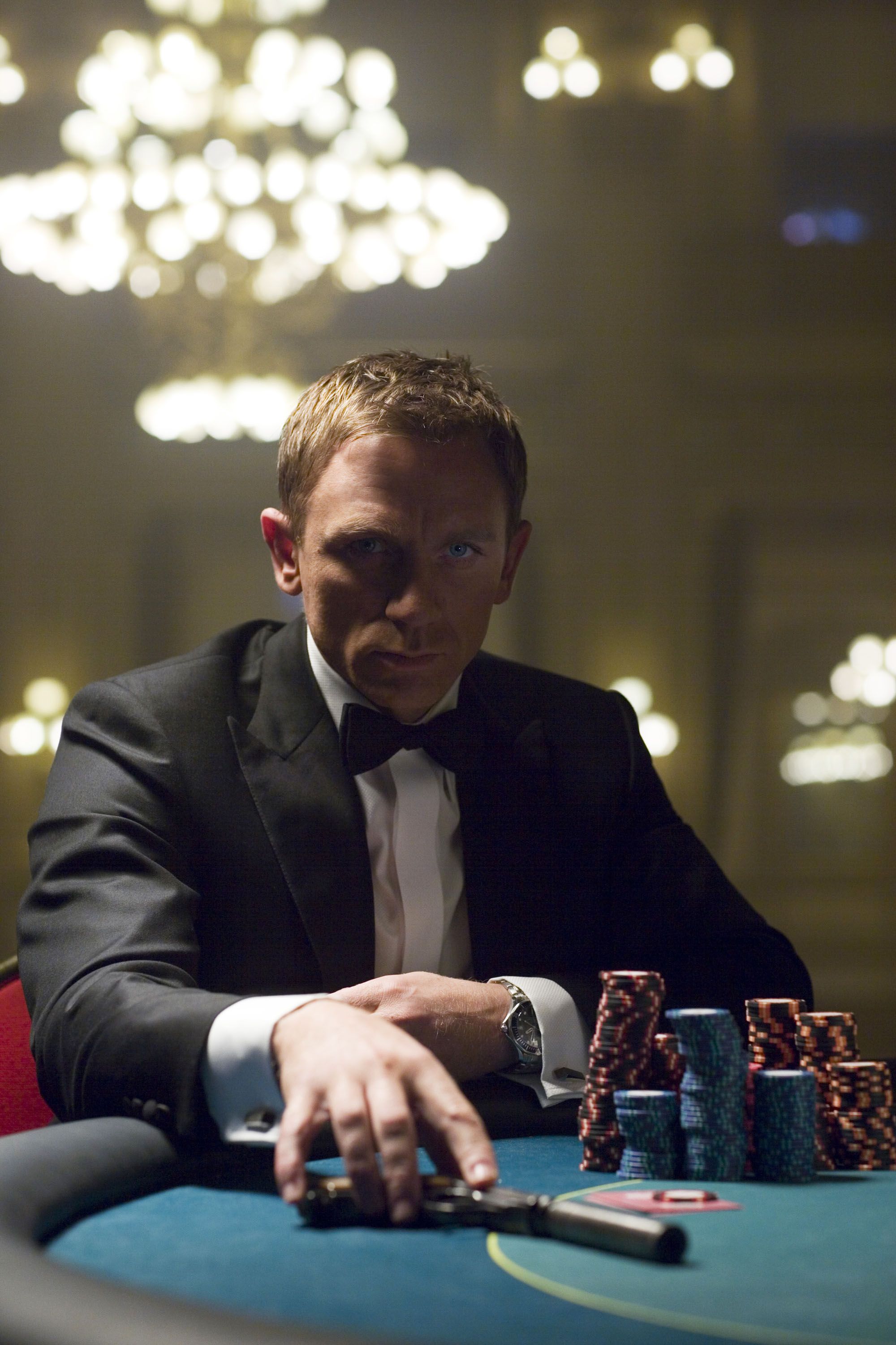 2000x3000 James Bond (Daniel Craig) Wallpaper