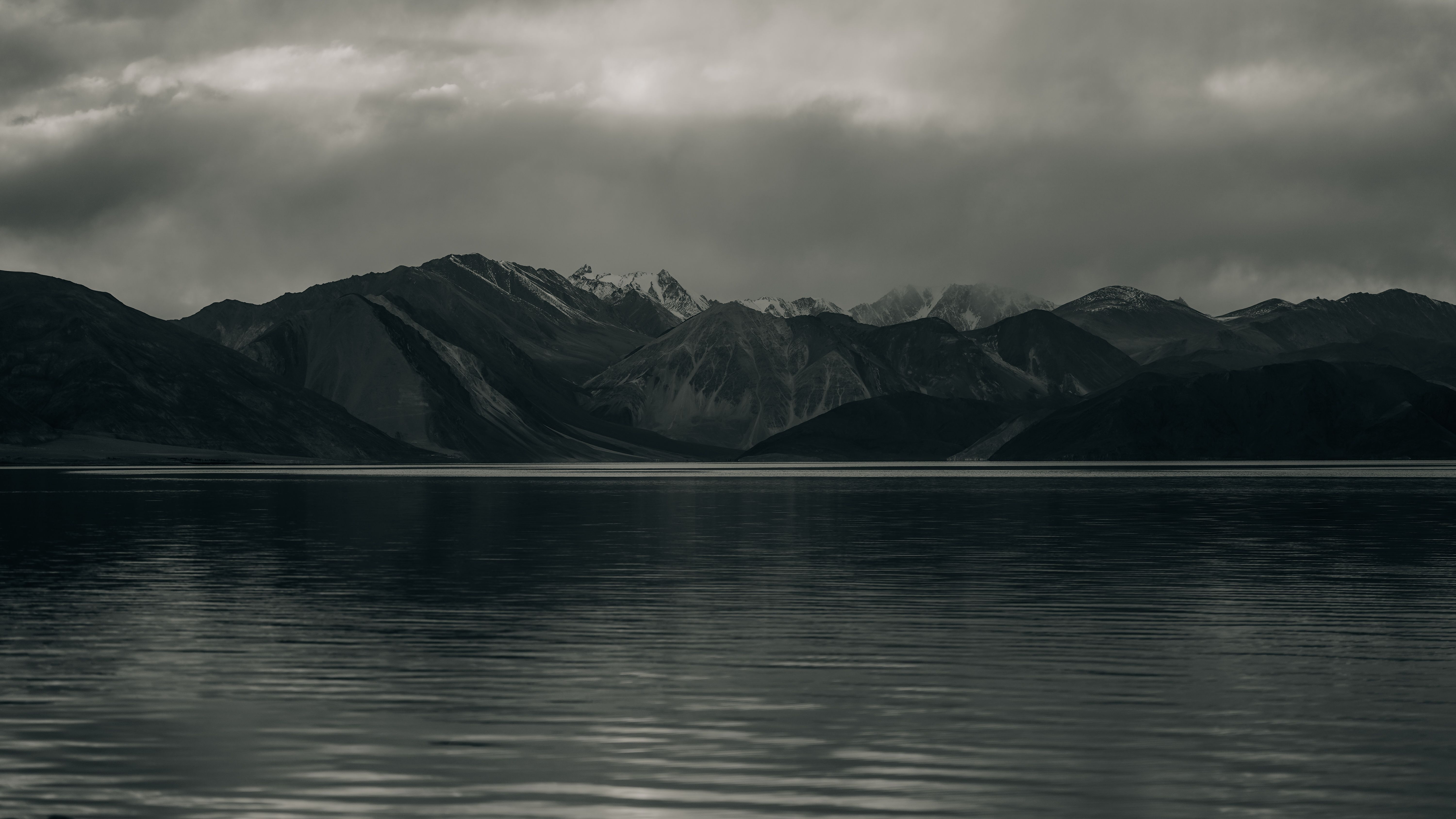 6000x3376 Grayscale Photo of Mountains in Front of a Sea · Free