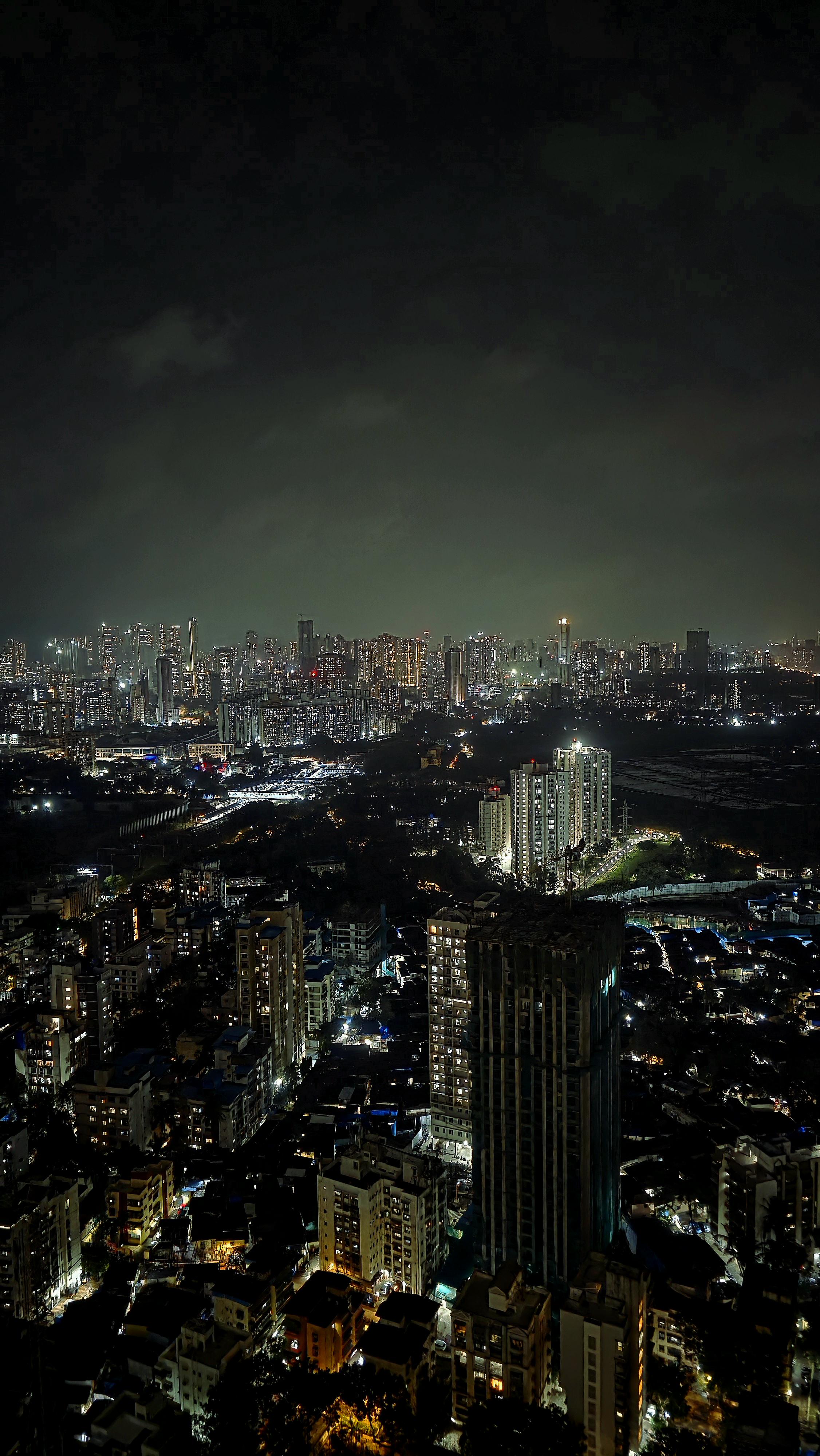 2252x4000 Aesthetic skyline view from the hood