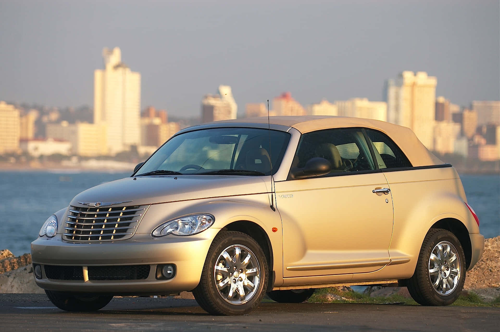 1920x1278 Download Stunning Silver Chrysler PT Cruiser in the Desert Wallpaper