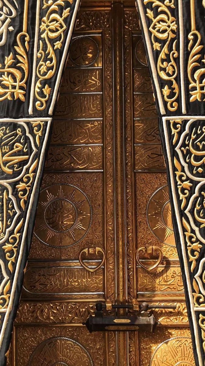 675x1200 Ornate Gold Door with Intricate Carvings. Mecca Wallpaper. Kutsal topraklar, Dini fotoğrafçılık, Afiş şablon