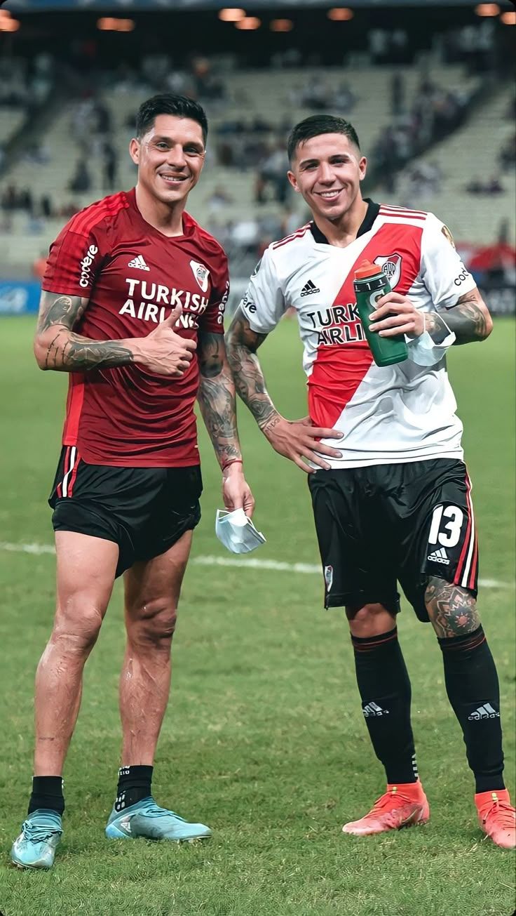 736x1305 Enzo Fernández y Enzo Pérez Wallpaper 4K