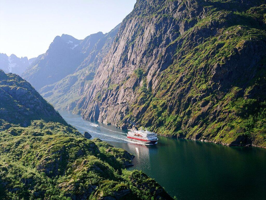 1024x768 Hurtigruten Cruise into Trollfjord, with Arctic Route