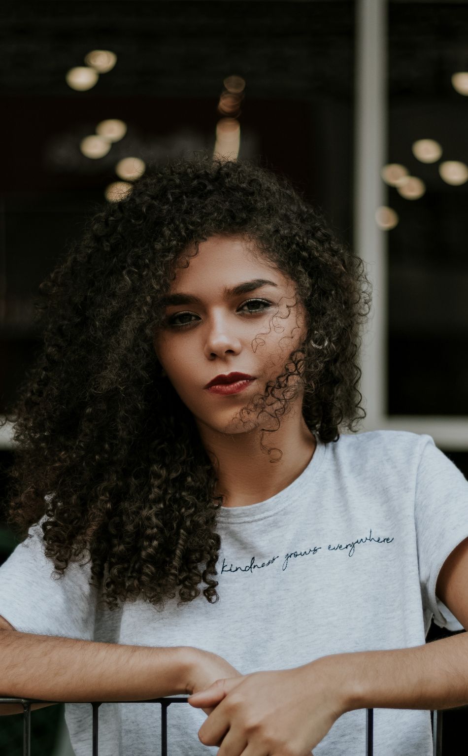 950x1534 Curly Hair Girl Wallpaper