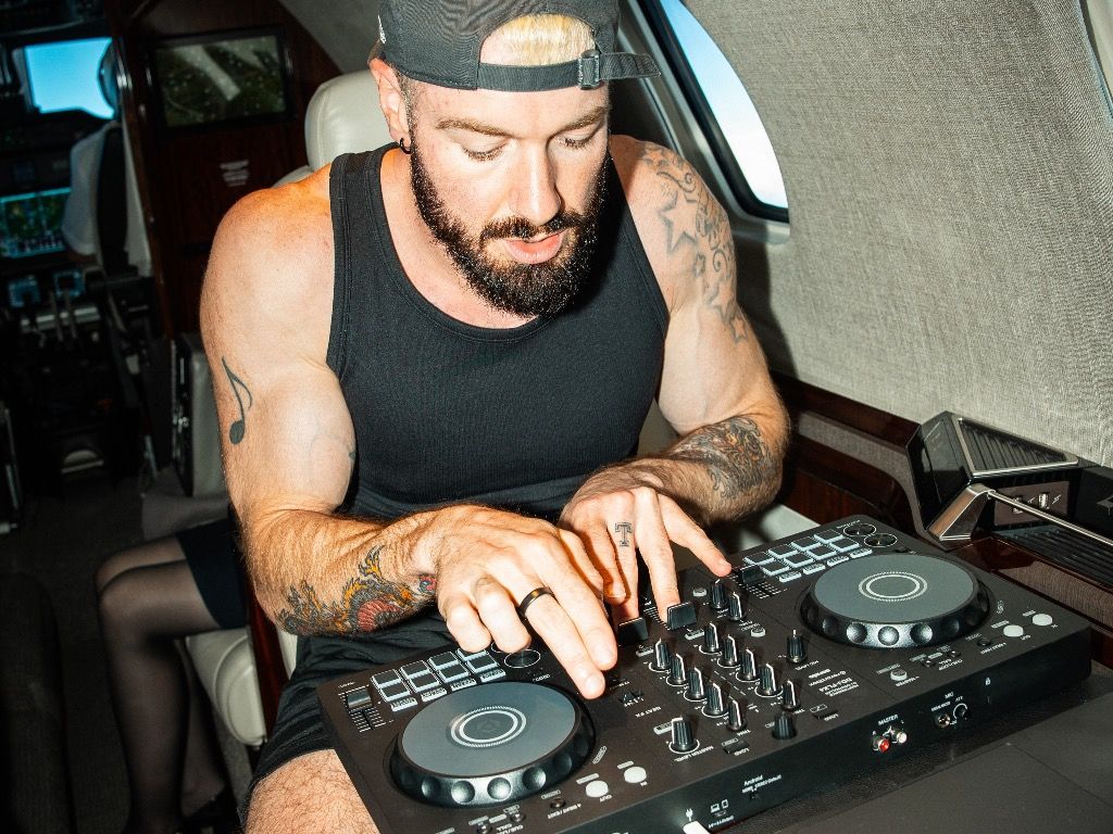 1024x768 Unnötig Oder Genial? James Hype Zeigt Sein Neues 16 Deck DJ Setup