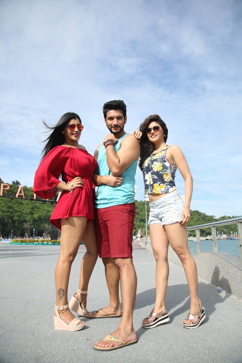 800x1200 Iruttu Araiyil Murattu Kuthu Movie Poster & Photo. Iruttu Araiyil Murattu Kuthu Movie Location Pics. Iruttu Araiyil Murattu Kuthu Tamil Movie Location Stills