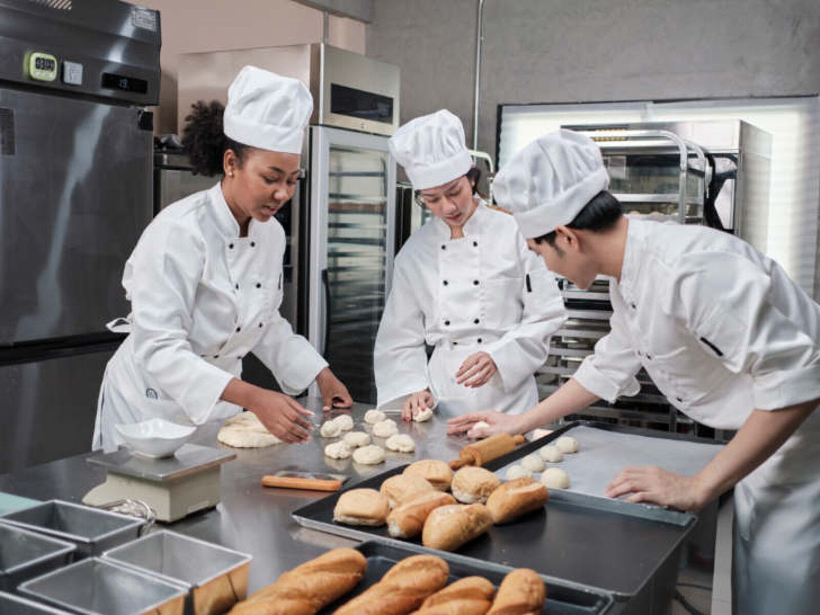 1600x1200 Baker vs. Pastry Chef: What are their key differences?