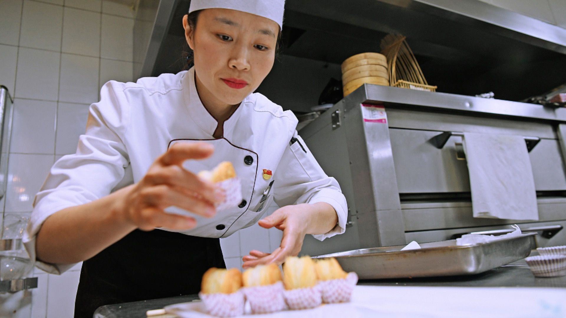 1920x1080 Chinese pastry chef unveils how to make fried spiral pancakes