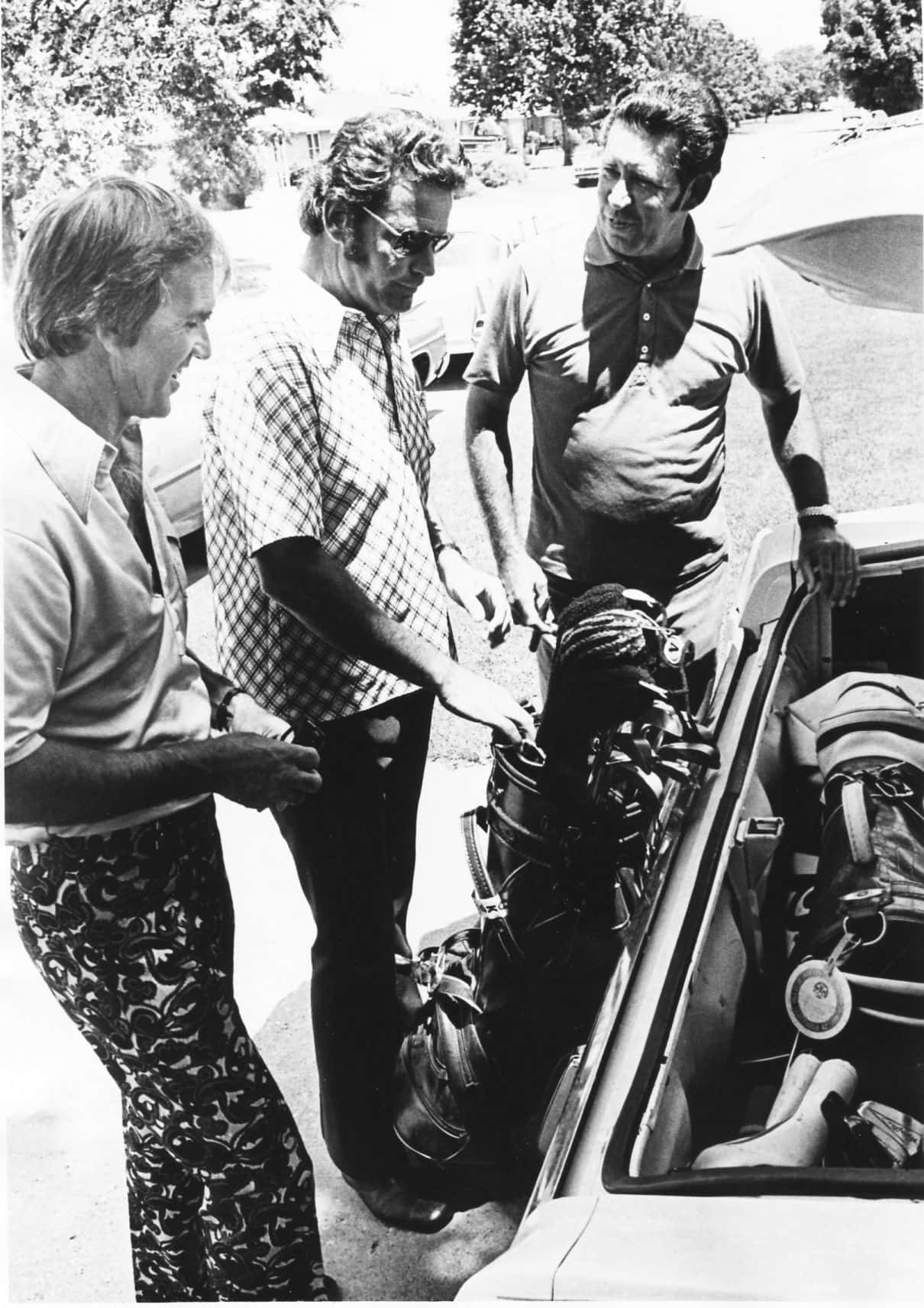 1210x1712 Download James Garner Golfing With Friends Blackand White Wallpaper