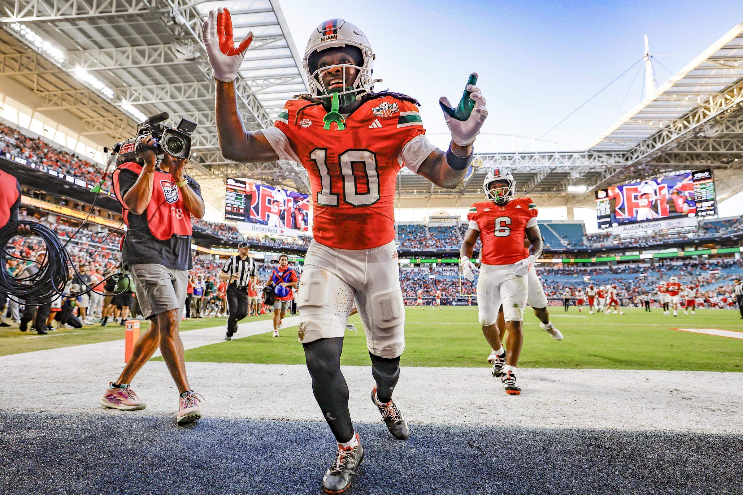 2400x1600 Miami Hurricanes' Malachi Toney having a freshman season to remember