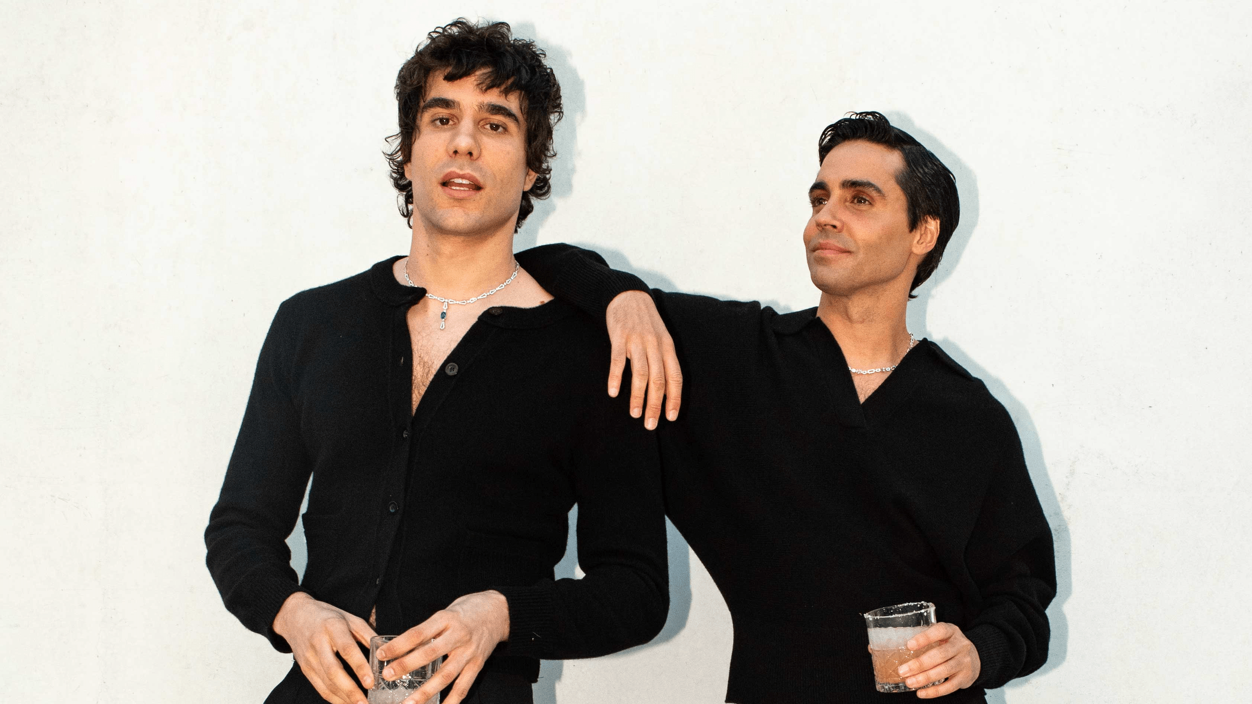 2560x1440 Javier Ambrossi y Javier Calvo cierran el verano con una fiesta en su nueva casa y en compañía de Pedro Almodóvar, Amaia Romero, Macarena García