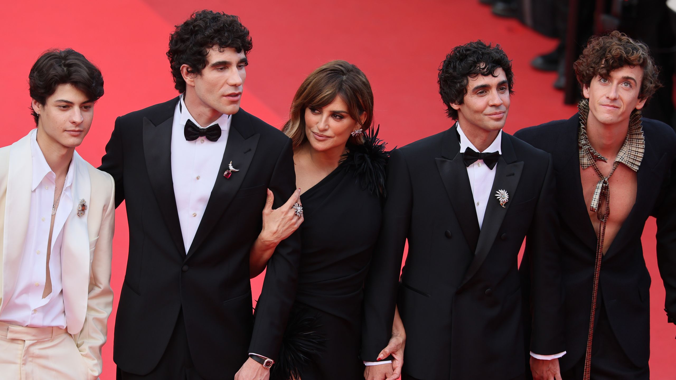 2560x1440 El gran día de los Javis en Cannes: así fue su paso por la alfombra roja con Penélope Cruz y Guitarricadelafuente