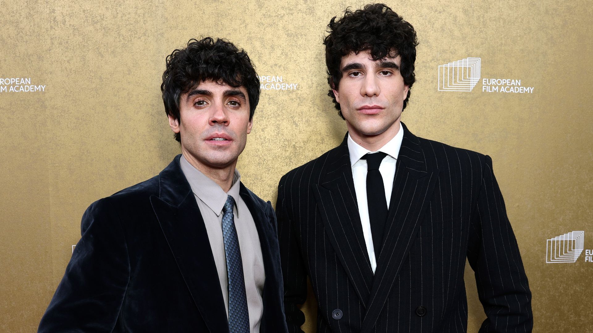 1920x1080 Javier Calvo y Ambrossi posan juntos tras su ruptura en la alfombra roja de los Premios del Cine Europeo