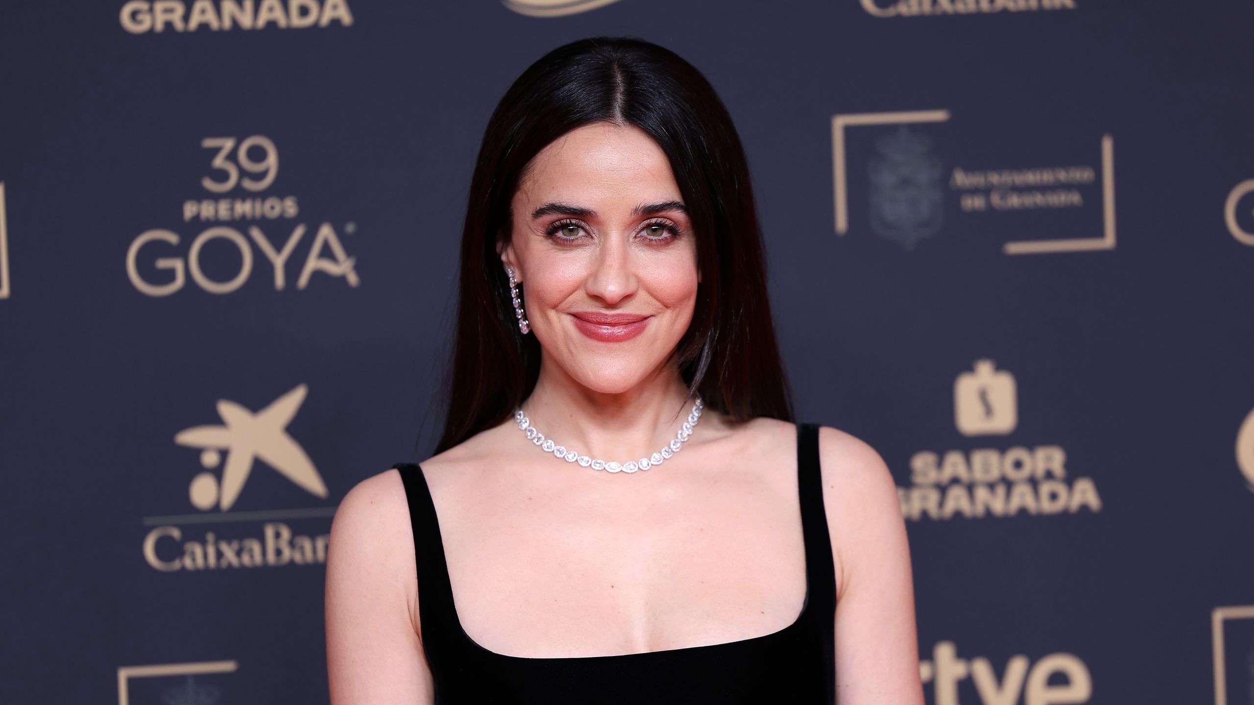 2560x1440 No, el de Macarena García (en los Premios Goya 2025) no es un vestido negro más
