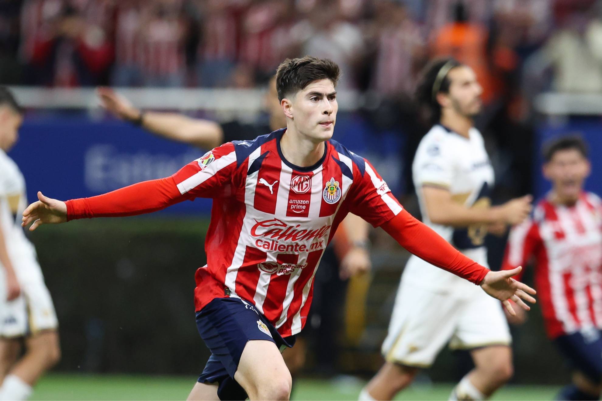 1980x1320 Armando González, estrella de Chivas, se sorprendió a la salida de Verde Valle. con una hormiga de cartón