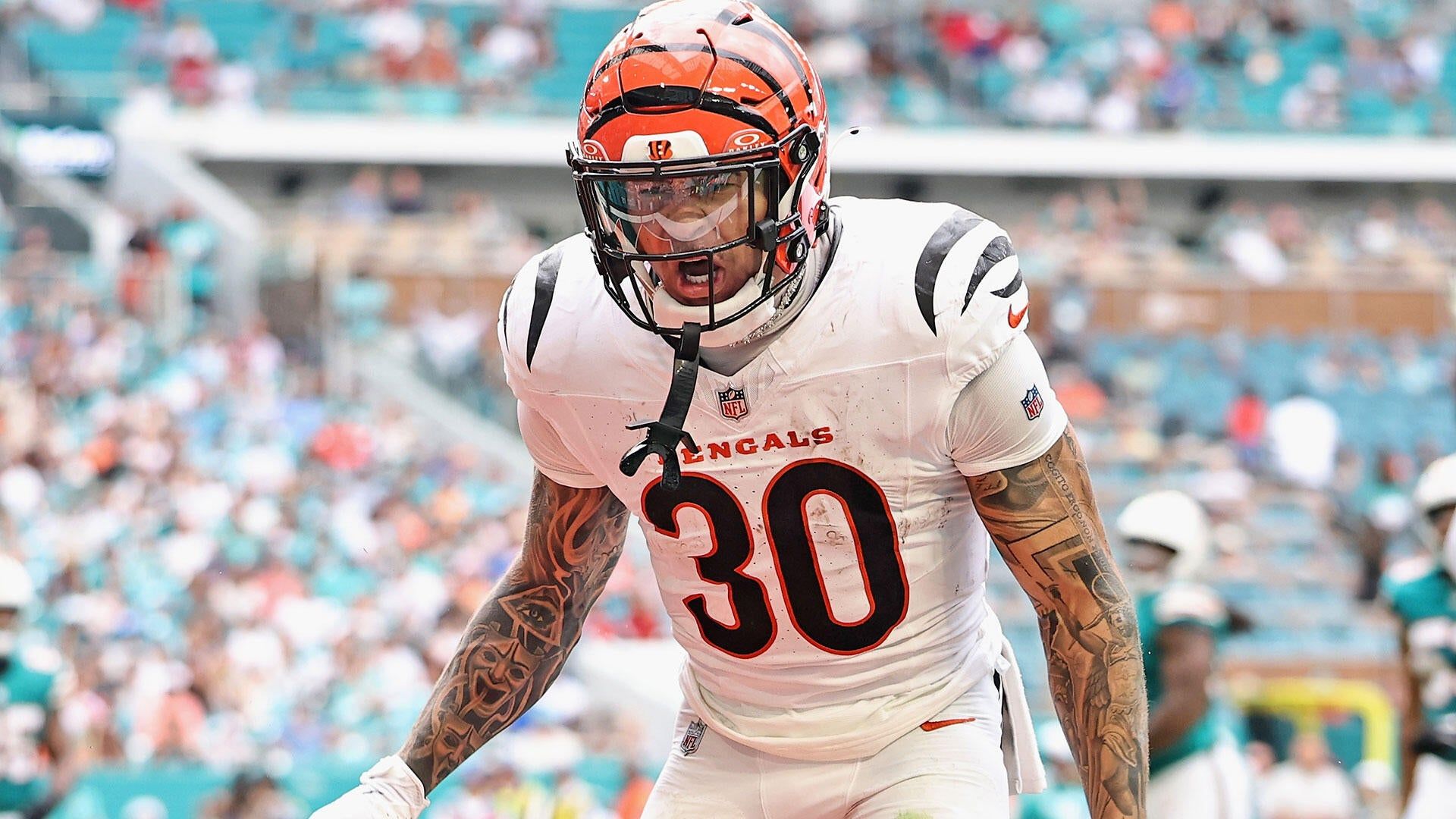 1920x1080 A hat trick in Miami: Bengals RB Chase Brown WIDE OPEN for his third TD of third quarter against Dolphins