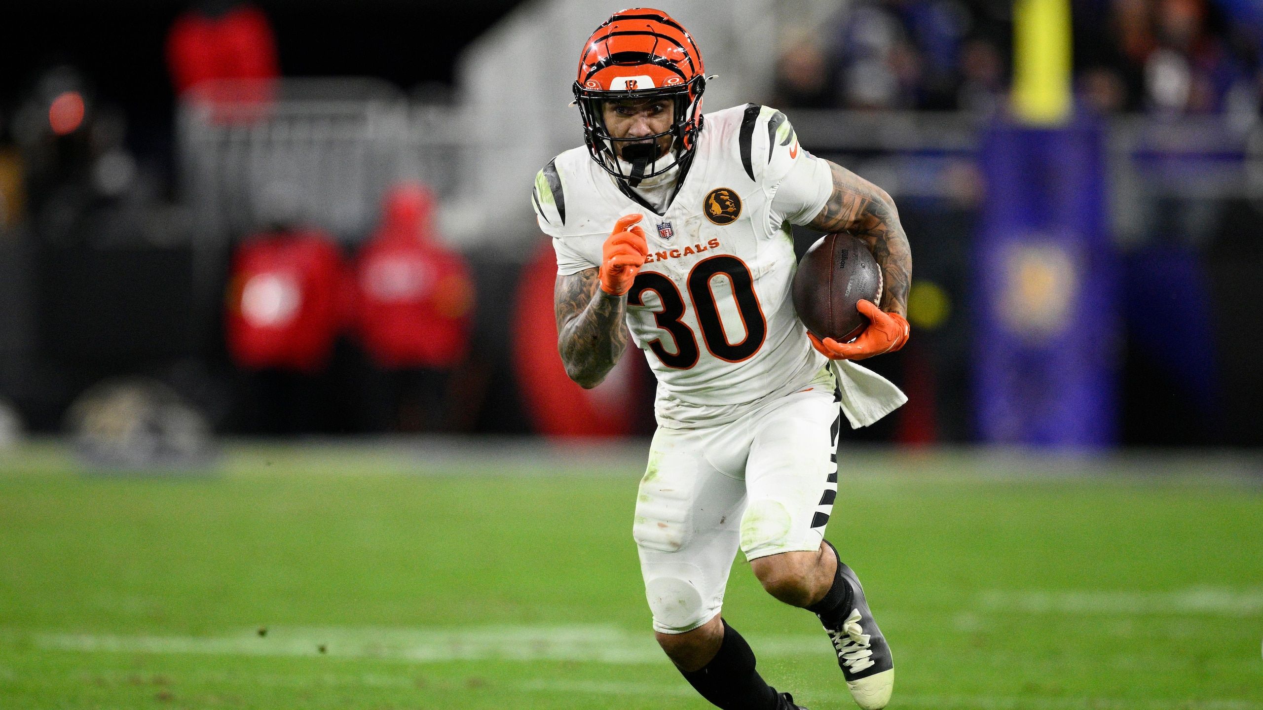 2560x1440 Could An Average Person Gain a Rushing Yard in NFL? Bengals RB Chase Brown Weighs In