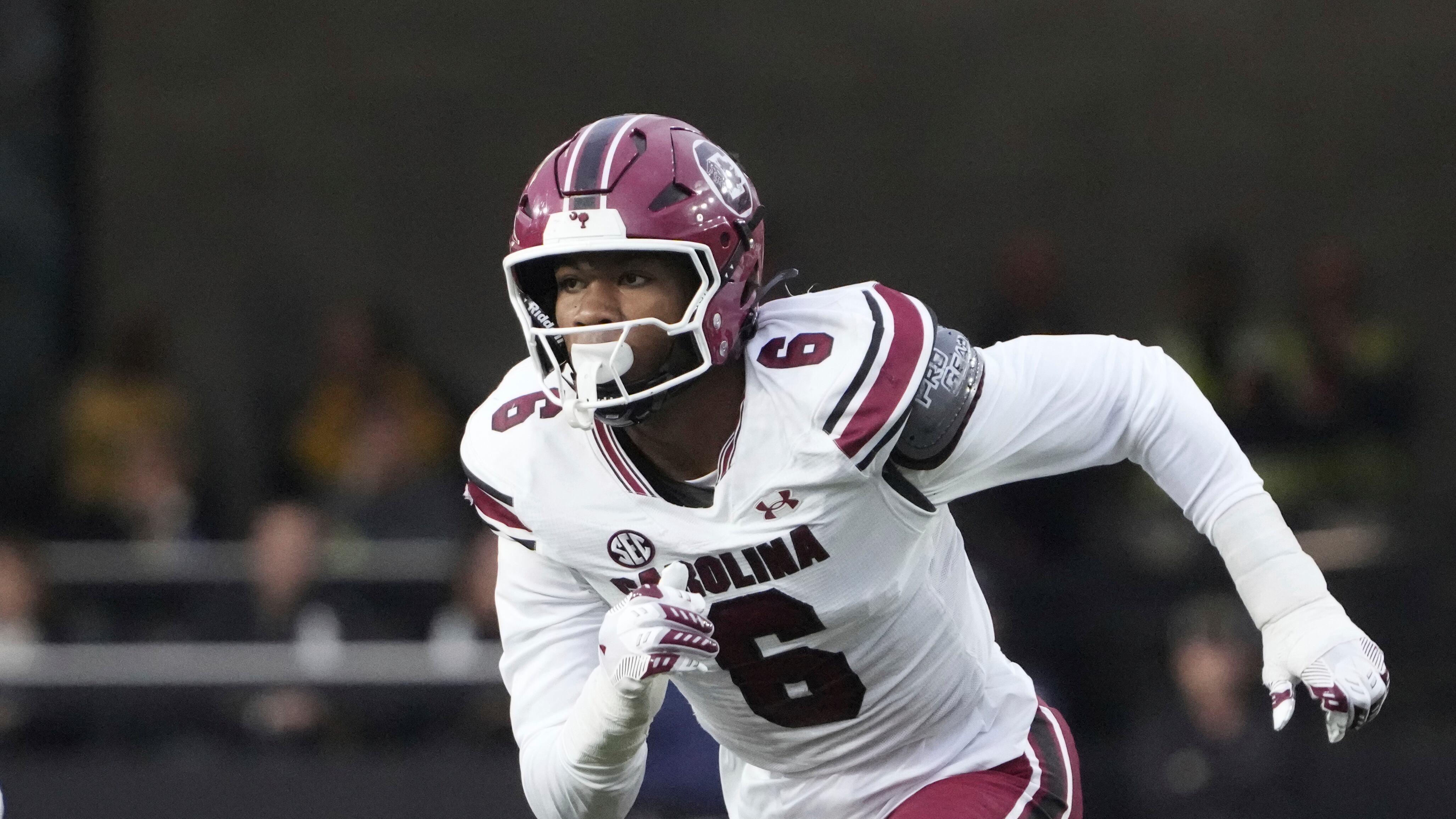 4107x2310 Dylan Stewart returning to South Carolina for 2026
