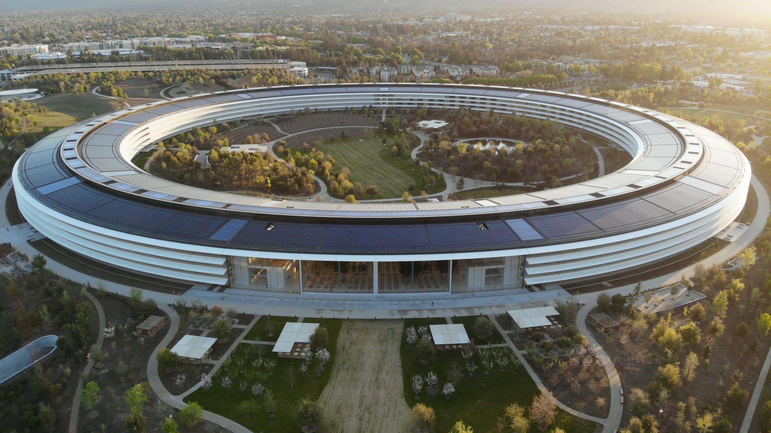 2560x1439 Apple delays plans to get staff back in the office to February