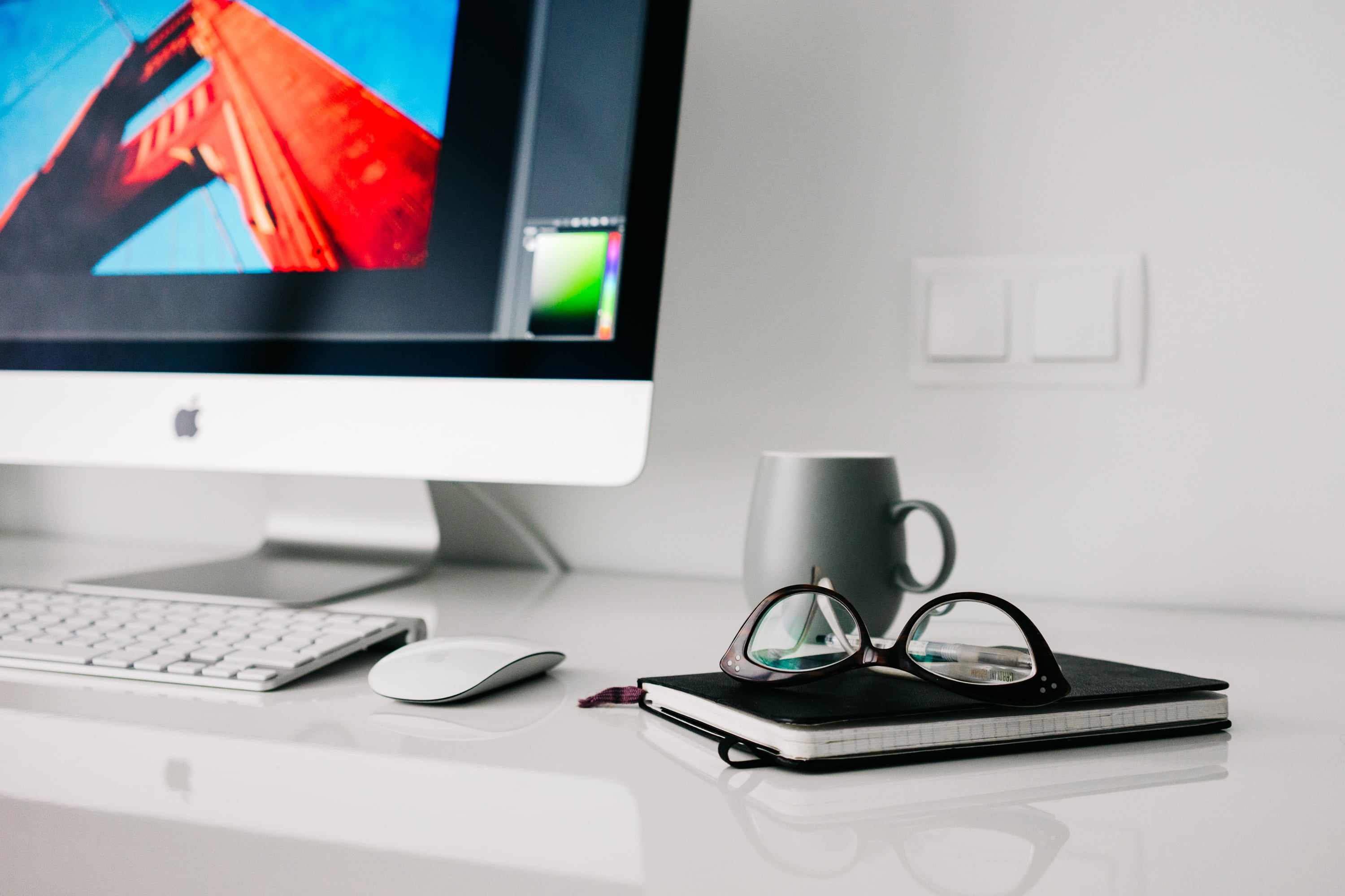 3000x2000 Silver iMac G6 with Apple Magic Keyboard beside of Magic Mouse HD wallpaper