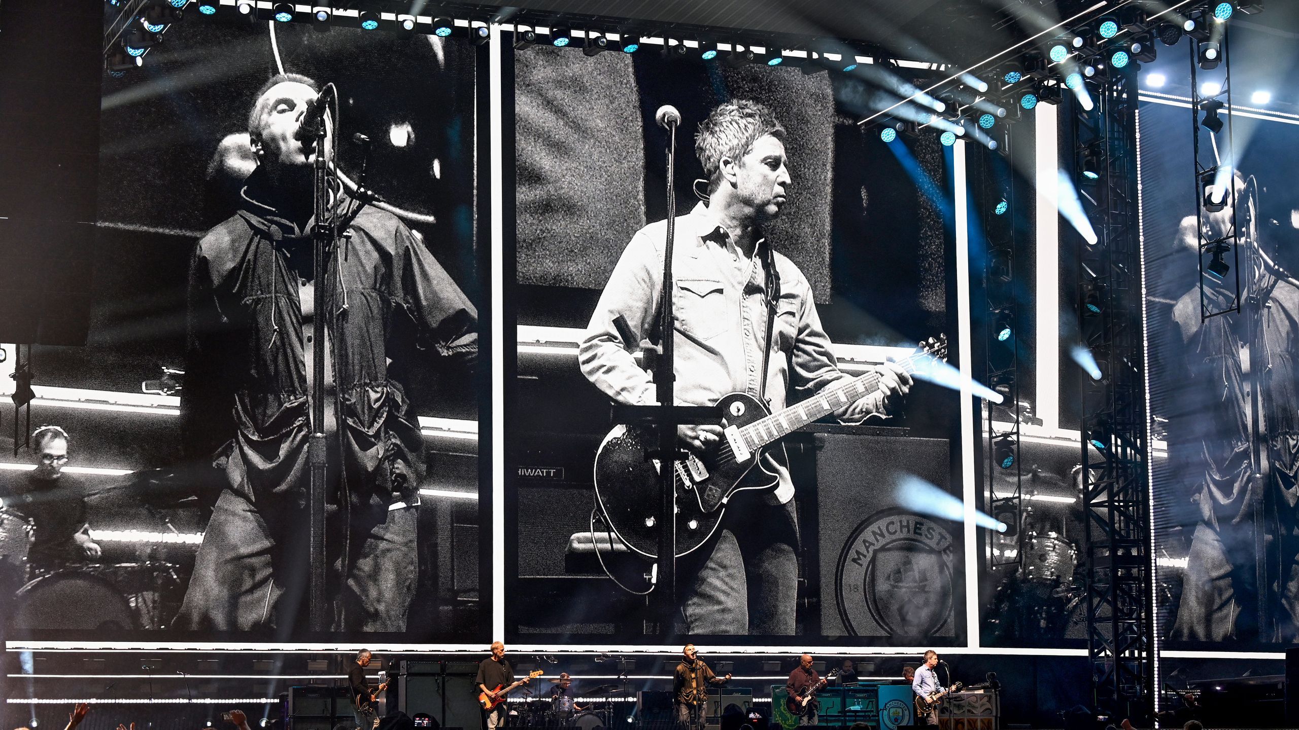 2560x1440 Oasis Look So Cool Because They Look the Same