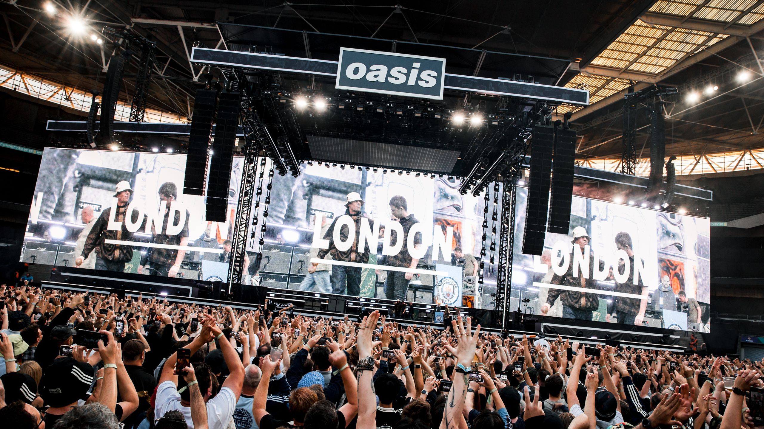 2560x1440 Oasis is the greatest gig of the decade