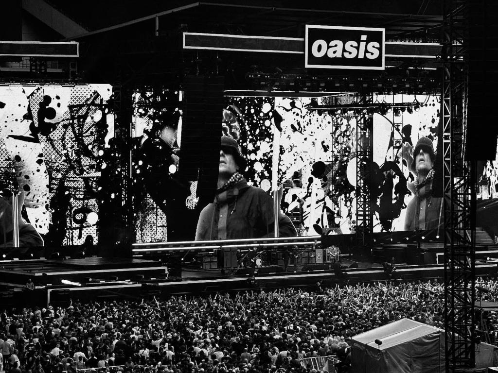 1024x768 Liam, Noel Gallagher pay tribute to Ozzy Osbourne at Oasis show